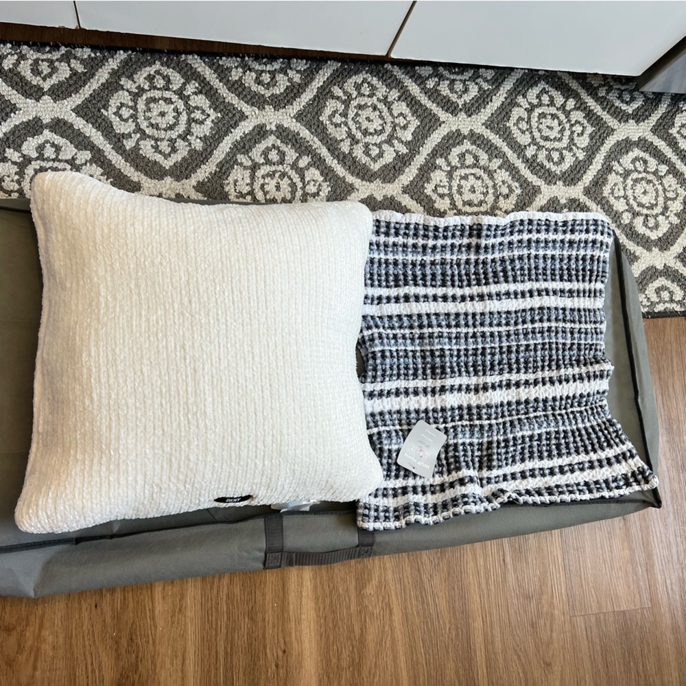 Pair 20x20  white and navy NWT pillows, DKNY and innup home